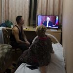 Residentes de las regiones de Donetsk y Lugansk, el territorio controlado por gobiernos separatistas prorrusos en el este de Ucrania, observan el discurso del presidente ruso, Vladimir Putin