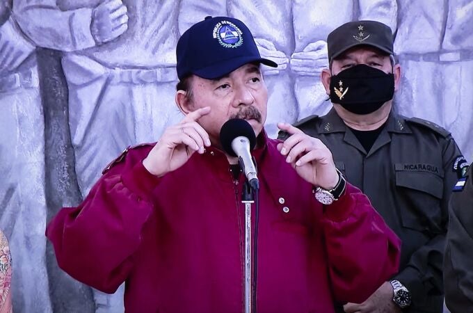 Fotografía de una pantalla de un televisor mientras el presidente de Nicaragua, Daniel Ortega, participa de un acto en homenaje al 88 aniversario de la muerte del General Augusto C. Sandino, hoy en Managua (Nicaragua)