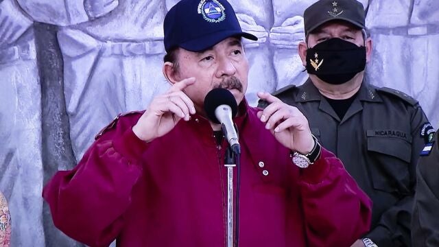 Fotografía de una pantalla de un televisor mientras el presidente de Nicaragua, Daniel Ortega, participa de un acto en homenaje al 88 aniversario de la muerte del General Augusto C. Sandino, hoy en Managua (Nicaragua)