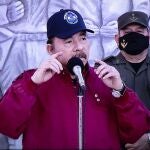Fotografía de una pantalla de un televisor mientras el presidente de Nicaragua, Daniel Ortega, participa de un acto en homenaje al 88 aniversario de la muerte del General Augusto C. Sandino, hoy en Managua (Nicaragua)