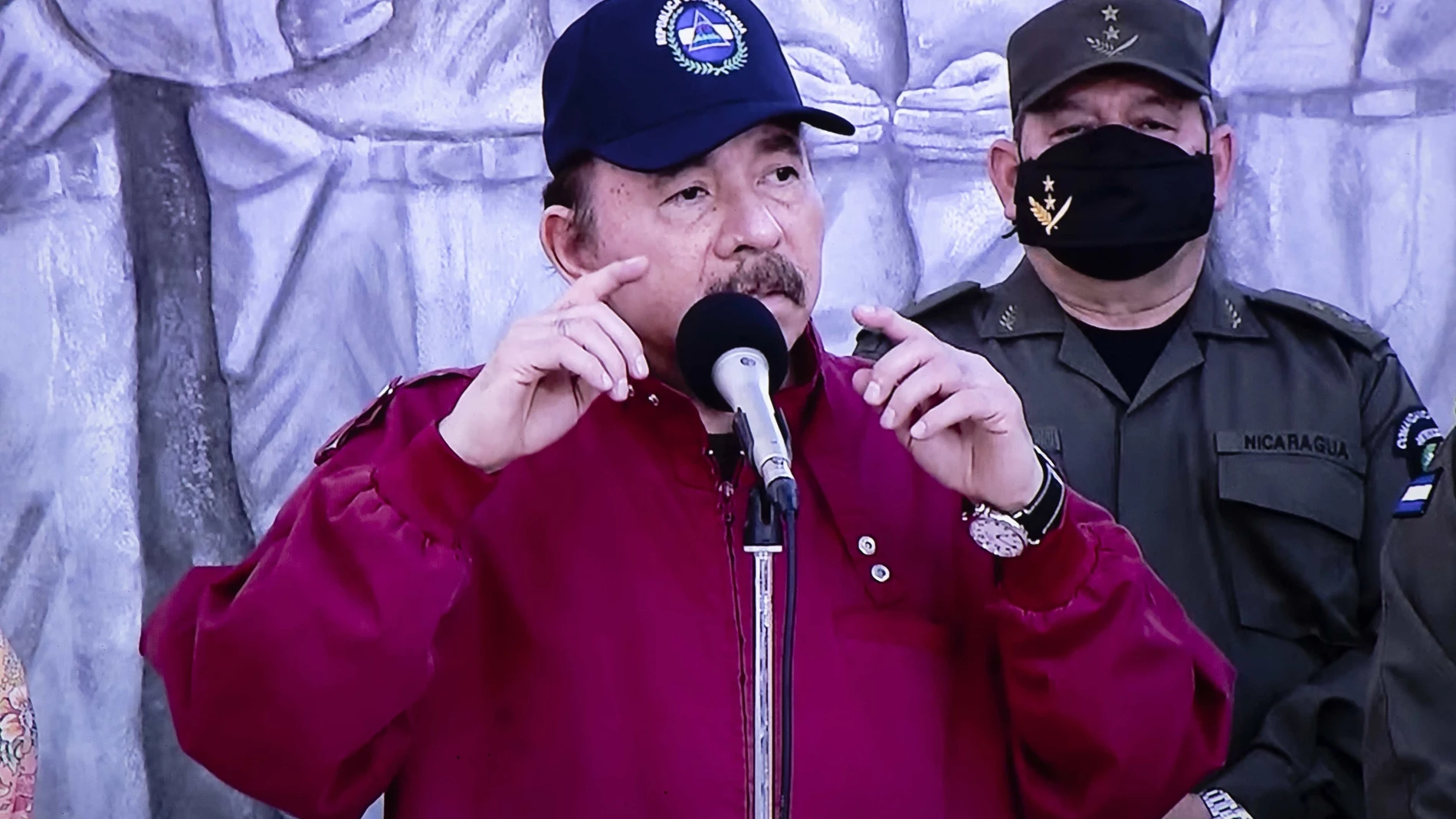 Fotografía de una pantalla de un televisor mientras el presidente de Nicaragua, Daniel Ortega, participa de un acto en homenaje al 88 aniversario de la muerte del General Augusto C. Sandino, hoy en Managua (Nicaragua)