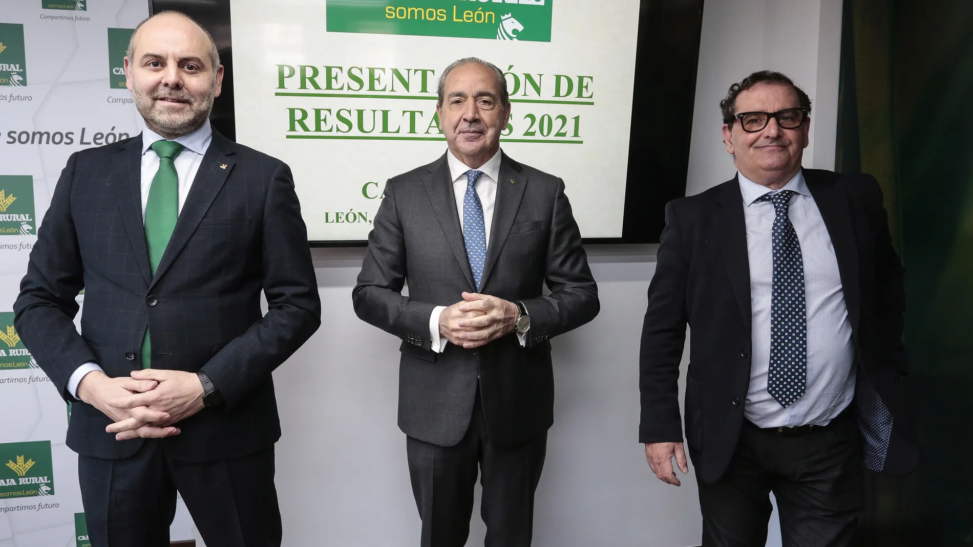 El director general de Caja Rural, Cipriano García Rodríguez, preside la presentación del balance de la entidad del pasado año. Junto a él, el director de Comunicación de Caja Rural, Narciso Prieto (D) y el jefe de zona, Alejandro Hidalgo (I)