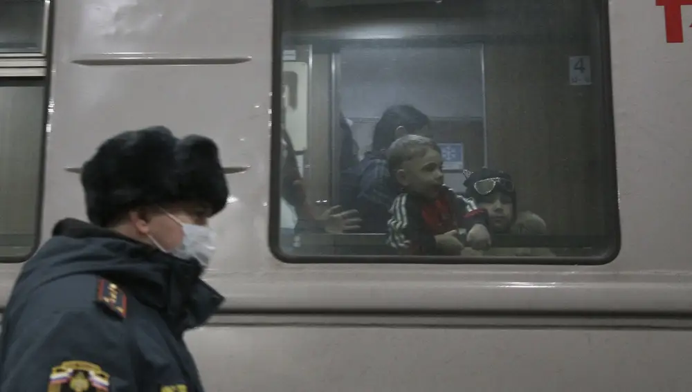 Los niños que evacuaron de la región de Donetsk, el territorio controlado por los gobiernos separatistas prorrusos en el este de Ucrania, son vistos a través de la ventana de un tren mientras esperan ser llevados a residencias temporales en la región de Nizhny Novgorod, en la estación de tren de Nizhny Novgorod.