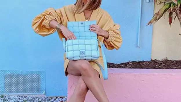 Alexandra Pereira con las famosas sandalias de Bottega Veneta.