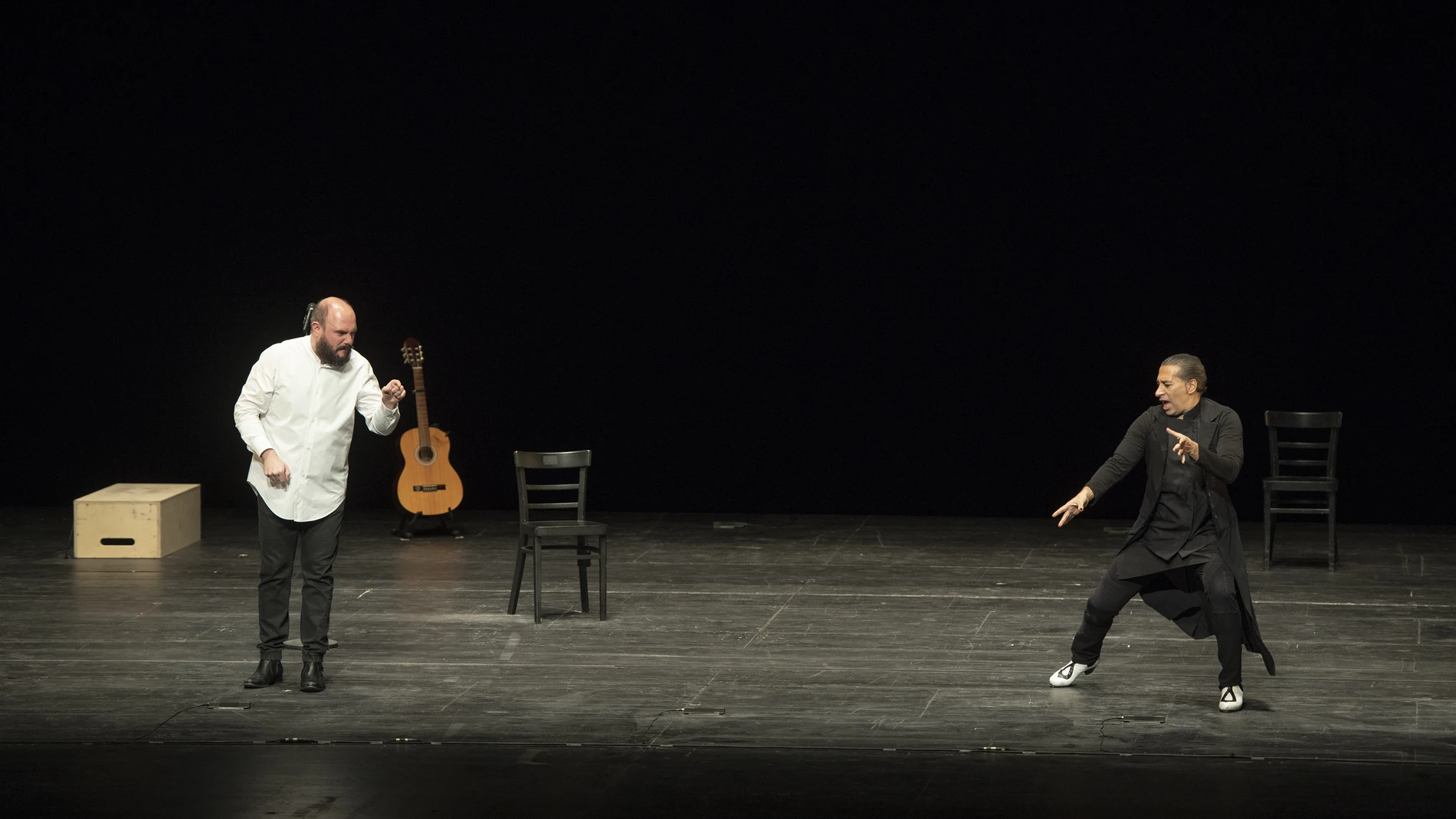 Un instante de la pieza de danza y 'performance' de Israel Galván (d) y Niño de Elche