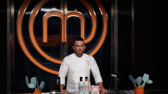 Carlos Maldonado posando delante del logo del talent culinario