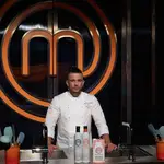 Carlos Maldonado posando delante del logo del talent culinario