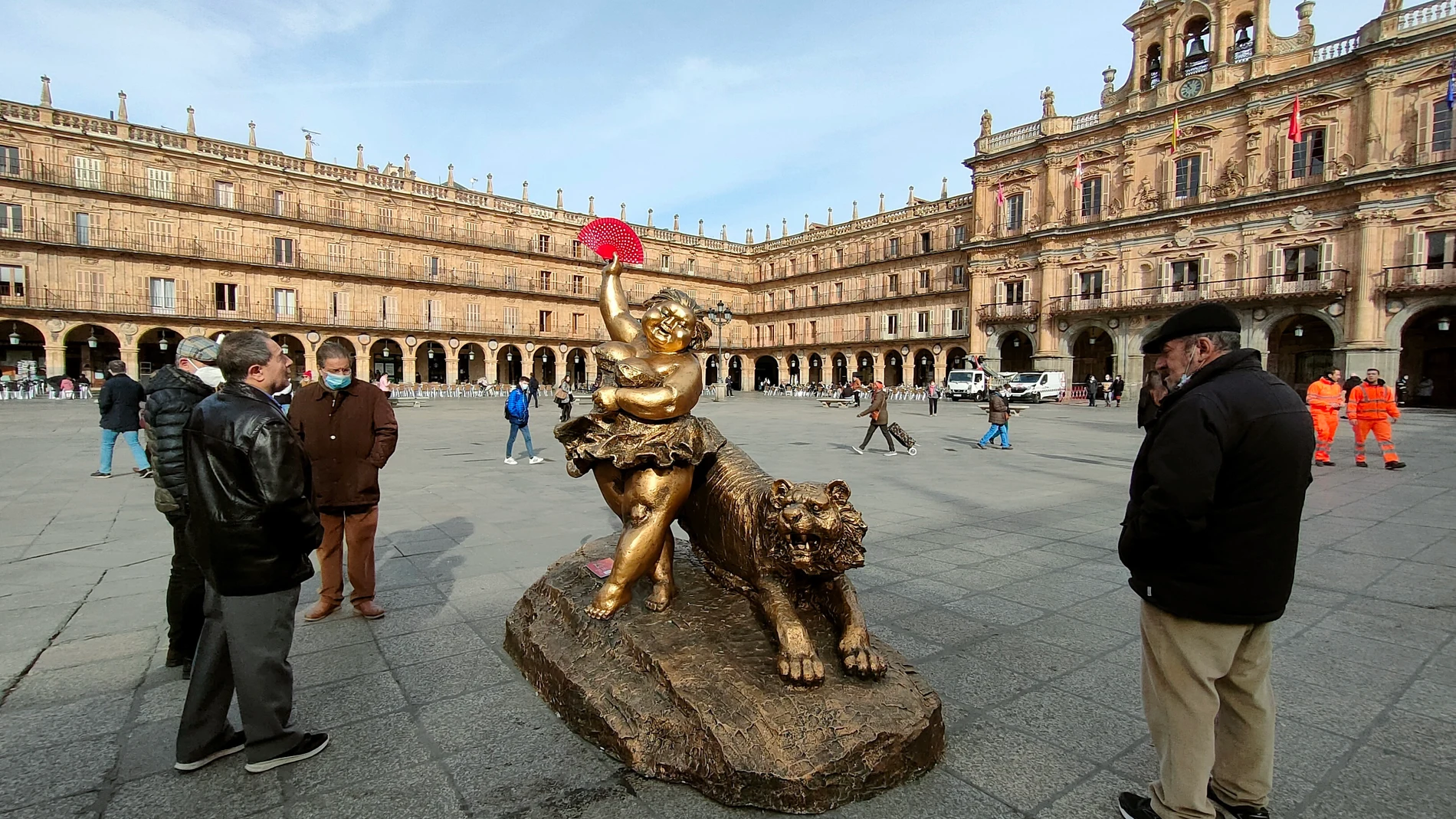 Escultura de Xu Hongfei en la Plaza Mayor de Salamanca con un abanico reemplazando al robado