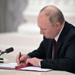Vladimir Putin firma el lunes los decretos del reconocimiento de la independencia de Lugansk y Donetsk