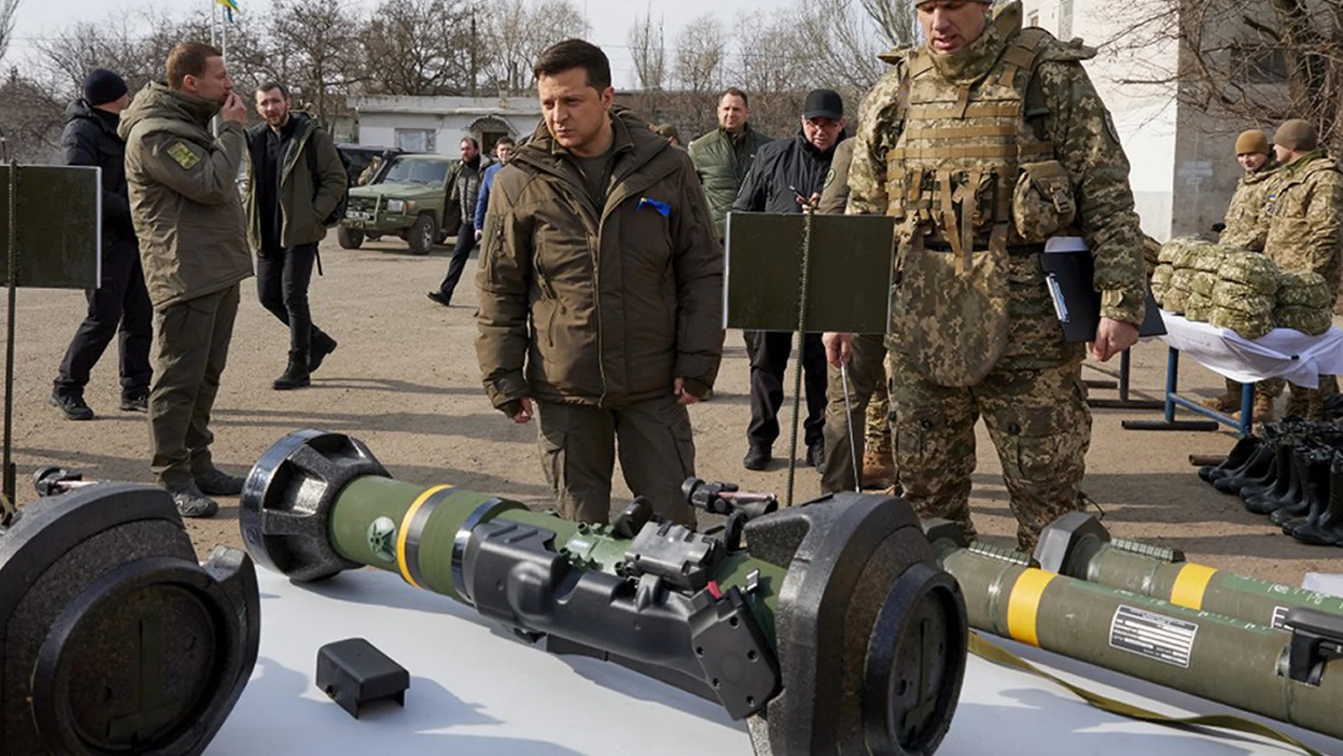 El presidente ucraniano Volodymyr Zelenskyy inspecciona armamento durante una visita a Mariupol, en la región separatista de Donetsk