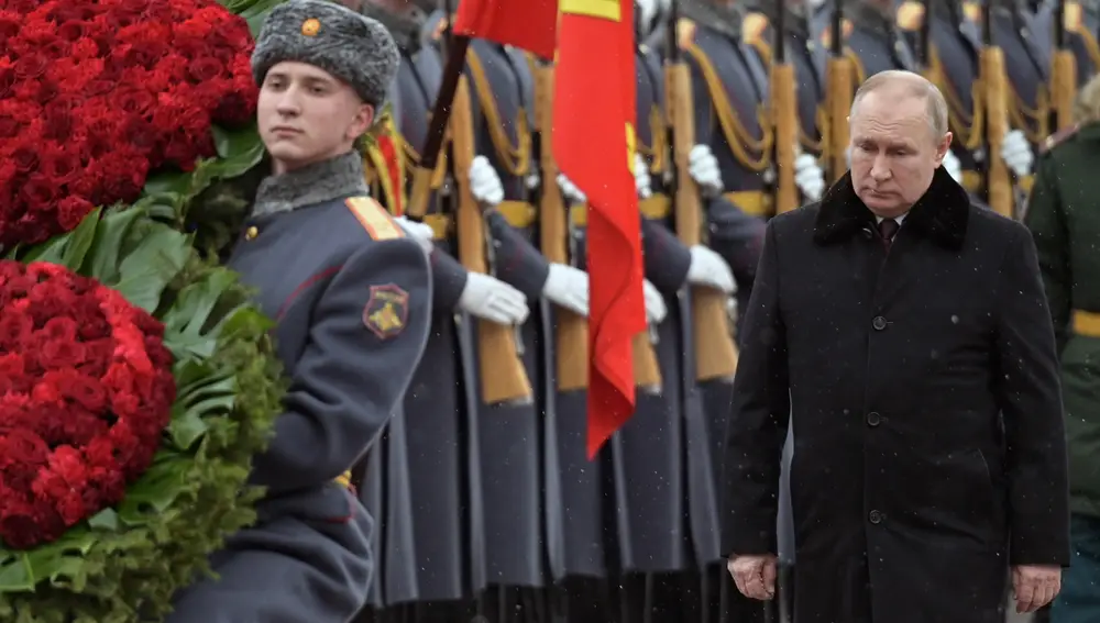 El presidente ruso, Vladimir Putin, asiste a una ceremonia en la Tumba del Soldado Desconocido de Moscú en Moscú el 23 de febrero | Fuente: EFE
