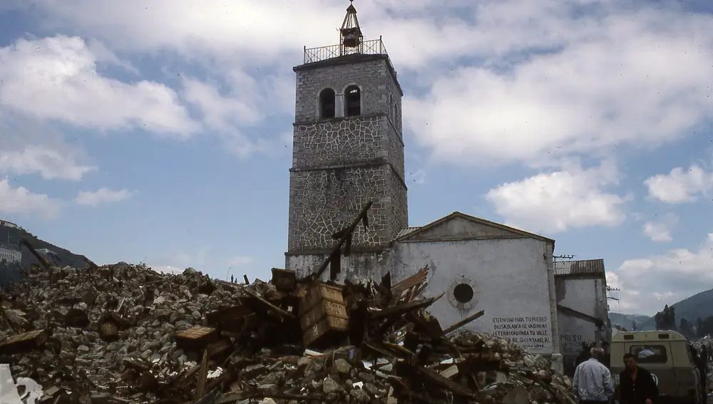 La iglesia de Riaño permaneciendo en pie ante los escombros de las casas colindantes