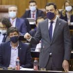 El presidente de la Junta, Juanma Moreno, en el Parlamento andaluz