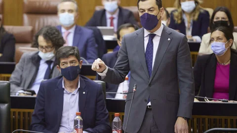 El presidente de la Junta, Juanma Moreno, en el Parlamento andaluz