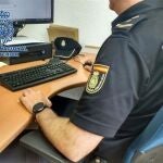 Un agente de la Policía Nacional durante la investigación de la venta de drogas