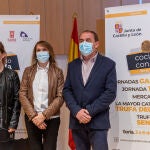 La consejera de Educación en funciones, Rocío Lucas (C), presenta el III Concurso Internacional Cocinando con Trufa junto a la concejala de Turismo, Yolanda Santos y el presidente de la Diputación, Benito Serrano
