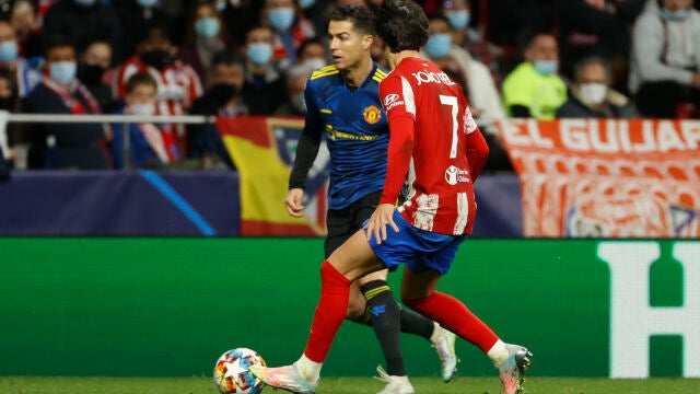 Cristiano Ronaldo trata de robar el balón a Cristiano Ronaldo