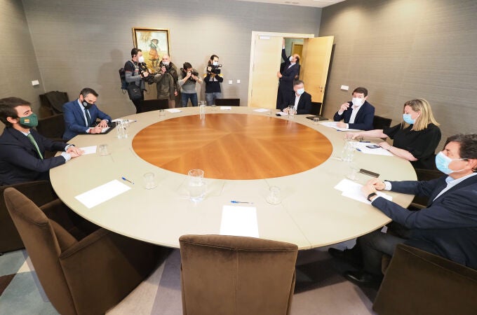Vista general de una reunión entre el PP y Vox para continuar la ronda de contactos con el fin de formar gobierno