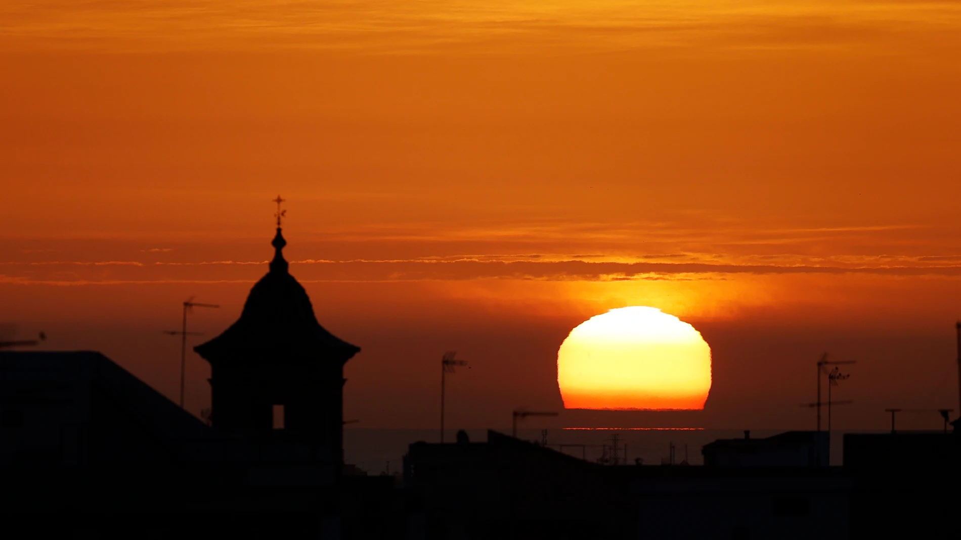 Vista general del amanecer en la ciudad de Valencia a la espera de la "lluvia de sangre"
