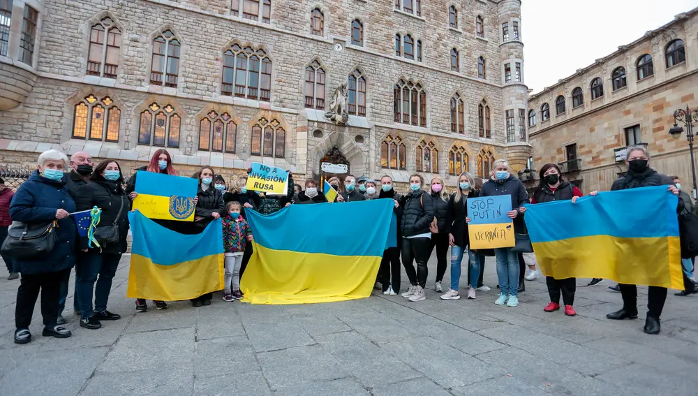 Medio centenar de ucranianos se concentran en el centro de León en contra de la guerra