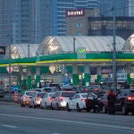 Decenas de coches hacen cola en una gasolinera de Kiev tras los ataques de Rusia