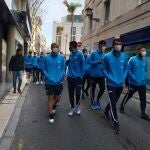 Los jugadores del Zenit de San Petersburgo pasean por Sevilla hoy jueves antes de la eliminatoria previa a los octavos de final de la Liga Europa contra el Real Betis. EFE/Juan García-Chicano