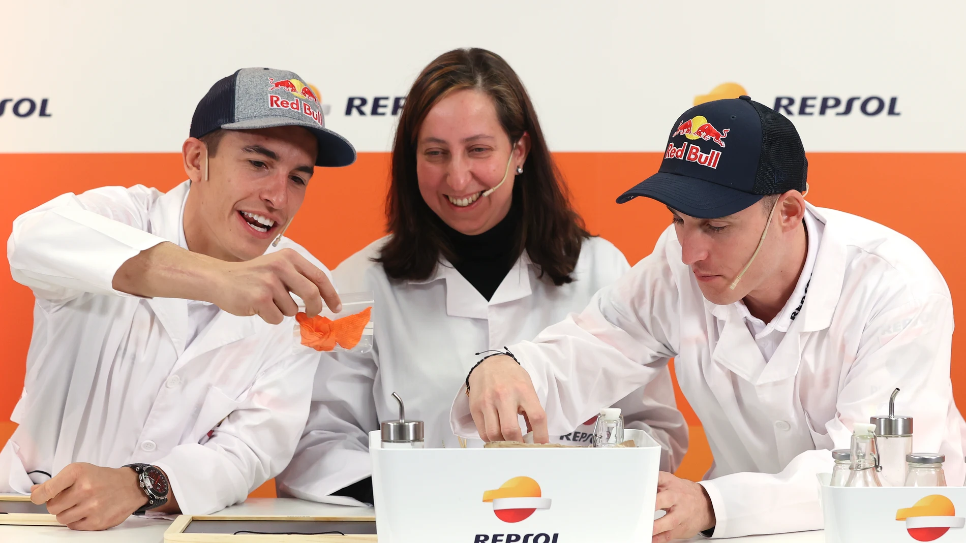 Los pilotos de MotoGP, Pol Espargaró (derecha) y Marc Márquez, junto a la advisor de diseño de productos de Repsol, Dolores Cárdenas