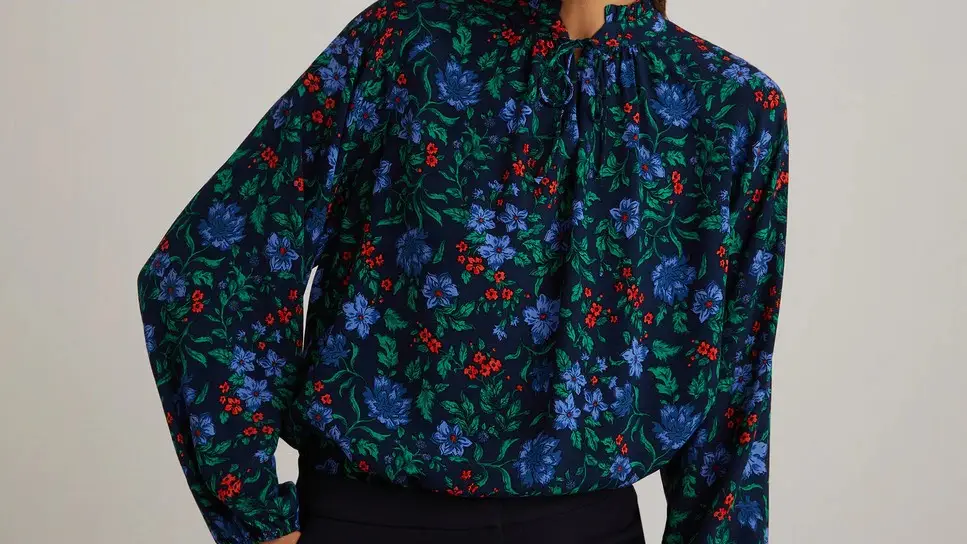 Blusa con estampado de flores.