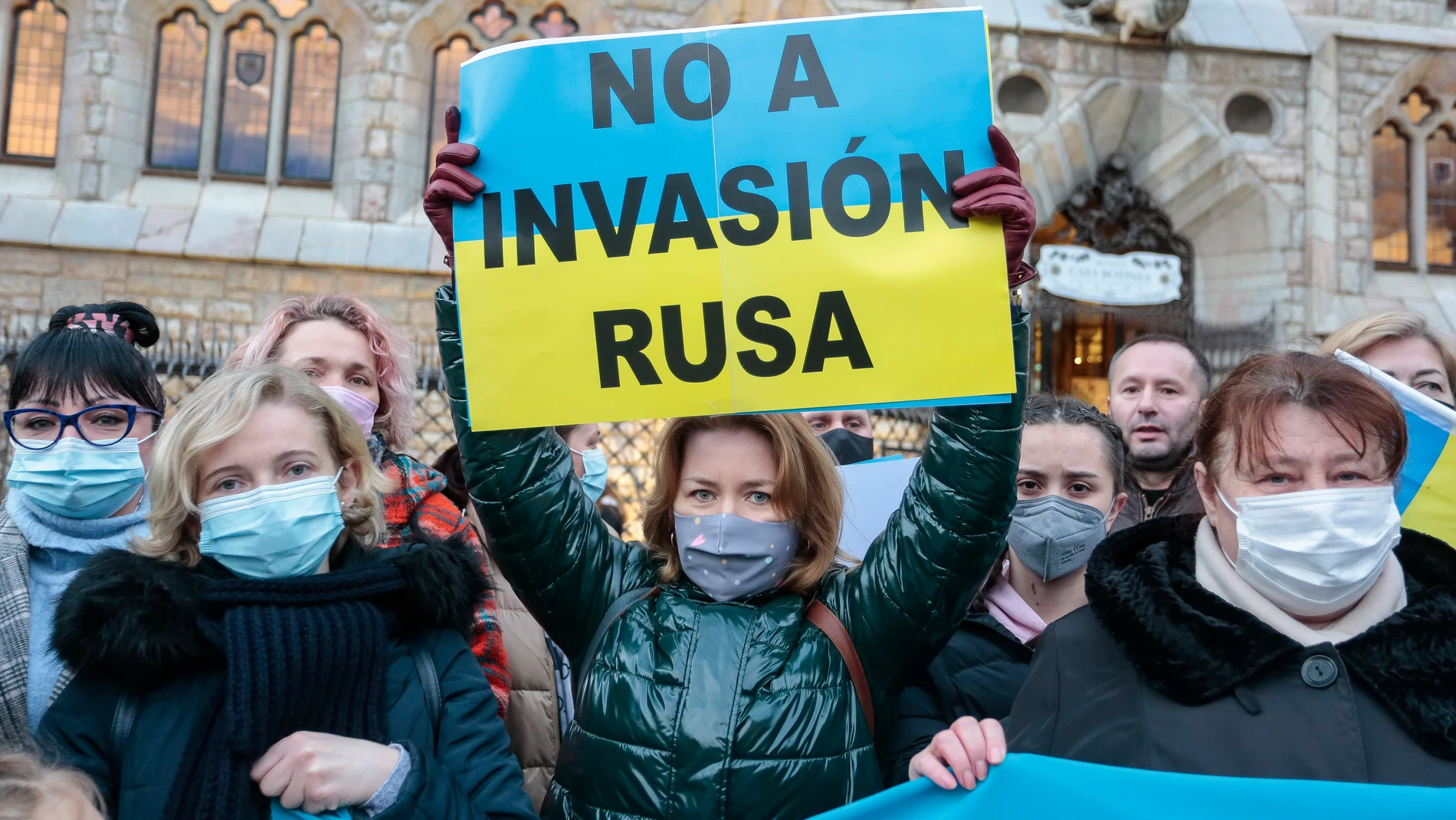 Medio centenar de ucranianos se concentran en el centro de León en contra de la guerra