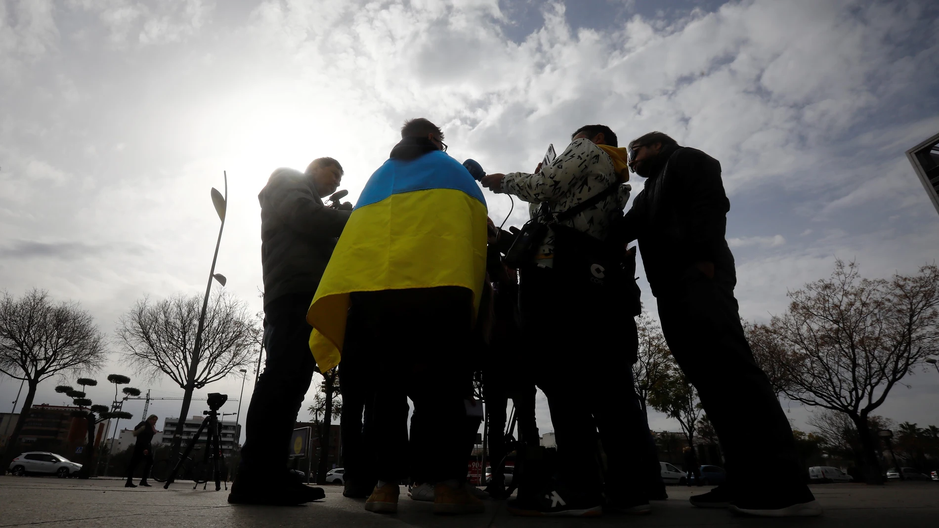 Aficionados ucranianos con la bandera de su país a las puertas del hotel donde se encuentran alojados, tras suspenderse el entrenamiento de su selección