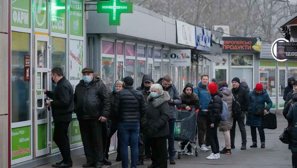 Colas en una farmacia de Kiev tras el inicio de los ataques rusos