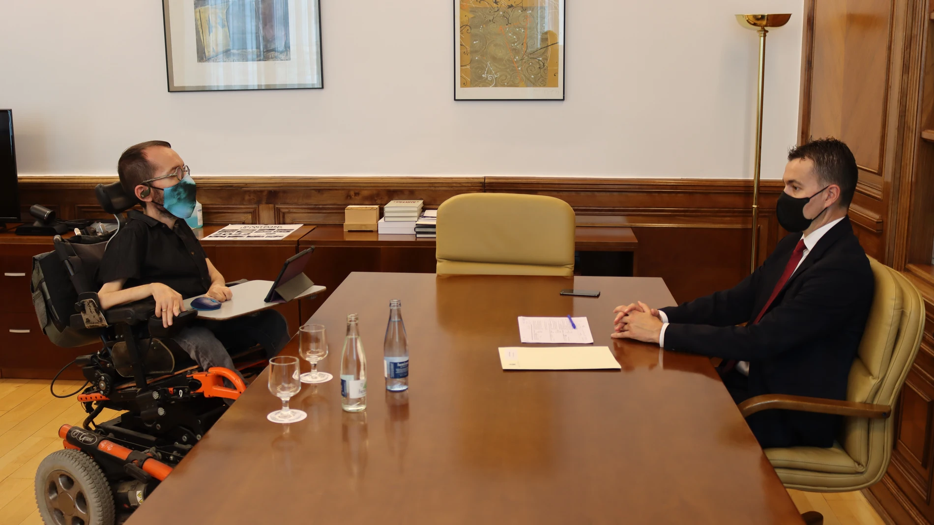 El portavoz de Unidas Podemos en el Congreso, Pablo Echenique (i) durante la reunión que ha mantenido este jueves con el portavoz del Grupo Socialista, Héctor Gómez