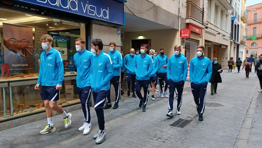 Los jugadores del Zenit de San Petersburgo han paseado este jueves por el centro de Sevilla antes de la eliminatoria previa a los octavos de final de la Liga Europa contra el Real Betis