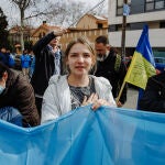 Una mujer canta el himno de Ucrania en una concentración ante la embajada rusa en Madrid | Fuente: Europa Press