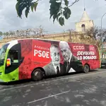 Autocar de Vox con el lema de la campaña &#39;Devolved lo robado&#39; con la que denuncia que la comunidad fue económicamente &quot;esquilmada&quot; por los gobiernos socialistas, CCOO y UGT. EFE/Vox /
