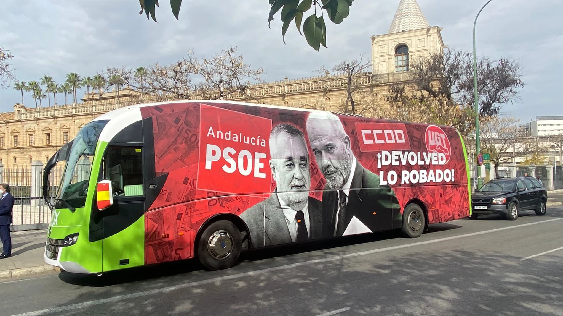 Autocar de Vox con el lema de la campaña 'Devolved lo robado' con la que denuncia que la comunidad fue económicamente "esquilmada" por los gobiernos socialistas, CCOO y UGT. EFE/Vox /