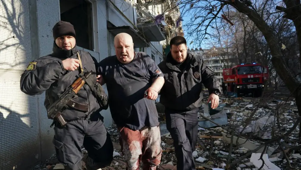 Personal militar trasladan a un herido tras el bombardeo en Chuhuiv
