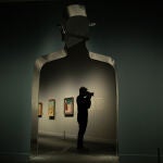 Una persona graba con su cámara de vídeo en la presentación de la exposición 'La máquina Magritte', en CaixaForum