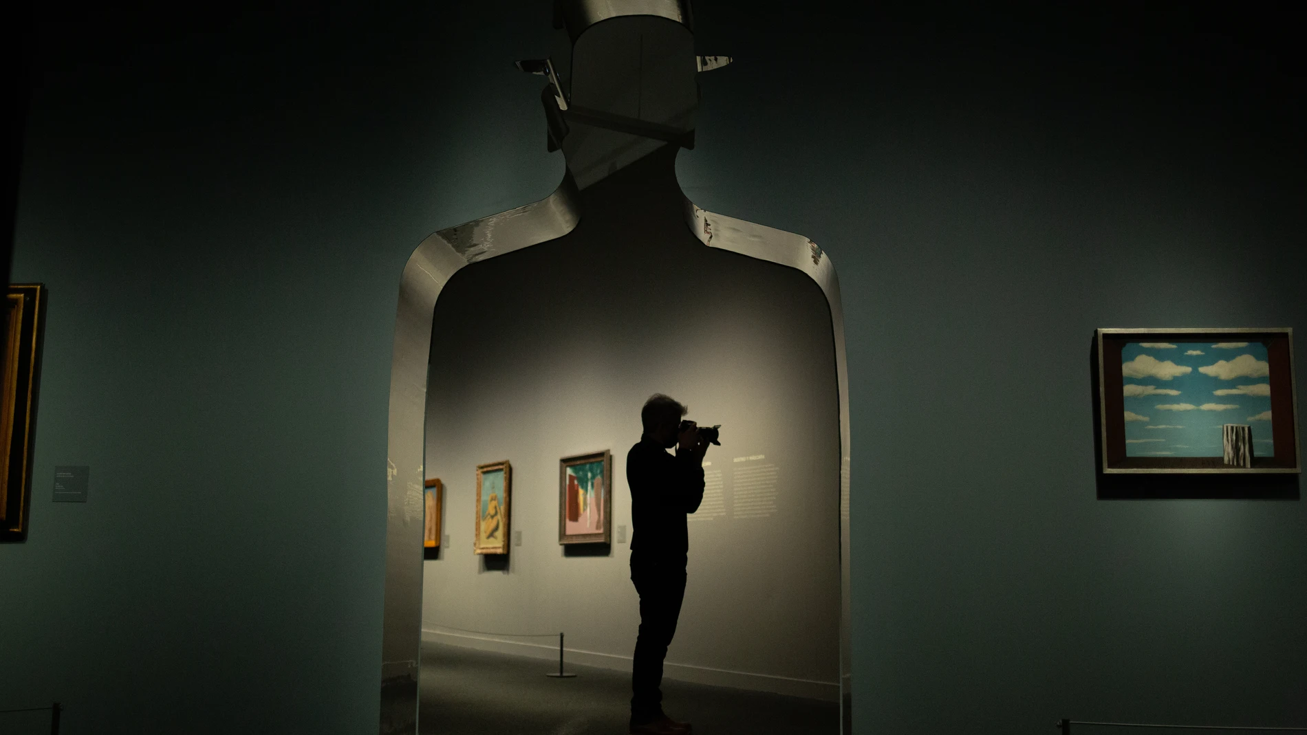 Una persona graba con su cámara de vídeo en la presentación de la exposición 'La máquina Magritte', en CaixaForum