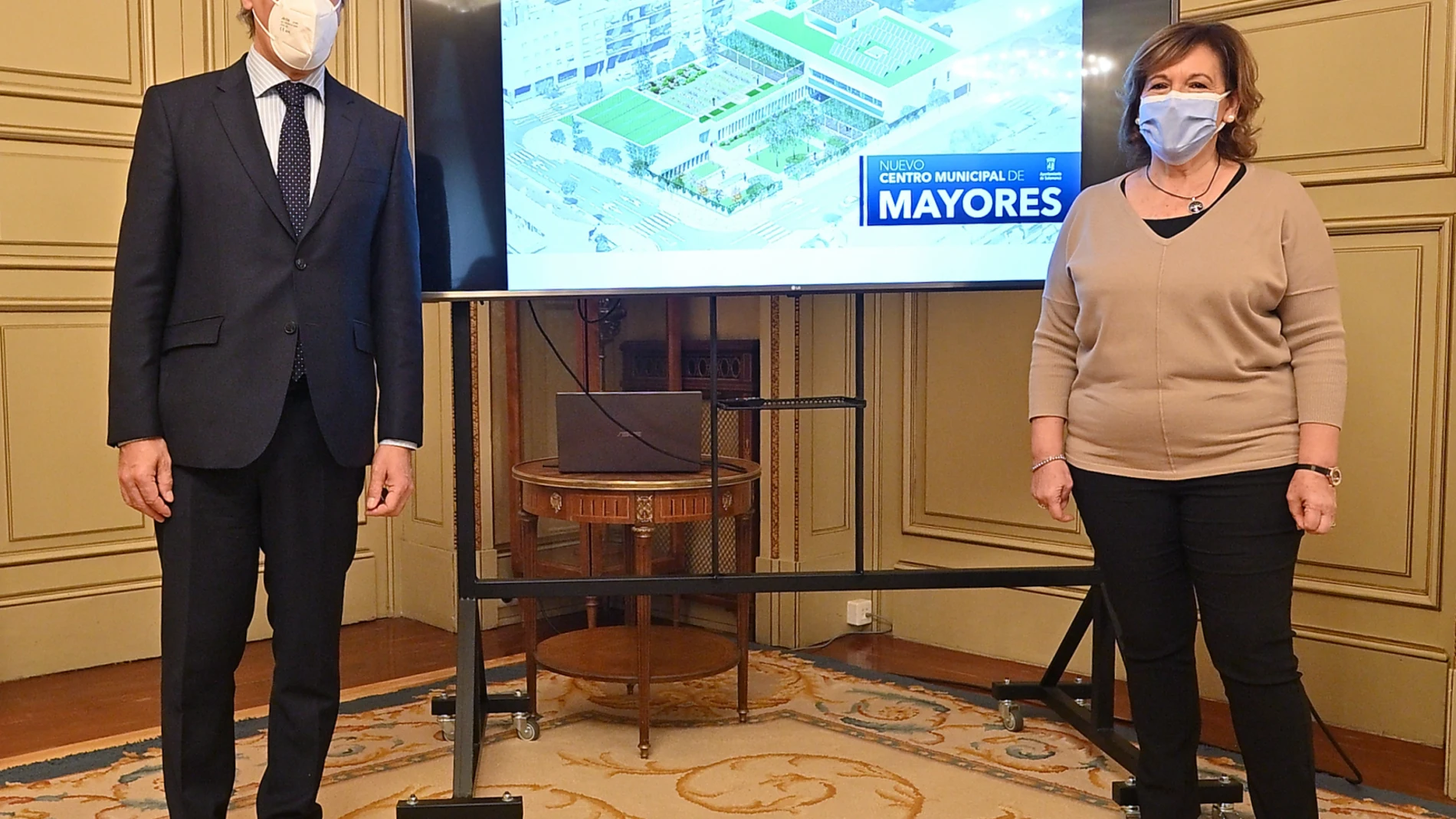 Carlos García Carbayo e Isabel Macías presentan el nuevo centro de mayores en Salamanca