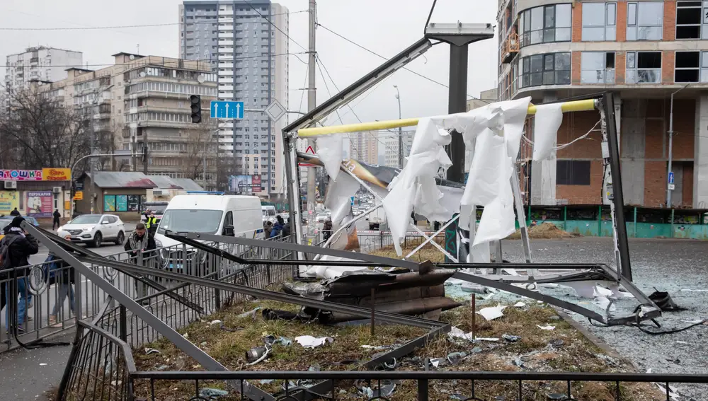 Los restos de un objeto no identificado tras una explosión en Kiev, Ucrania, el 24 de febrero de 2022.
