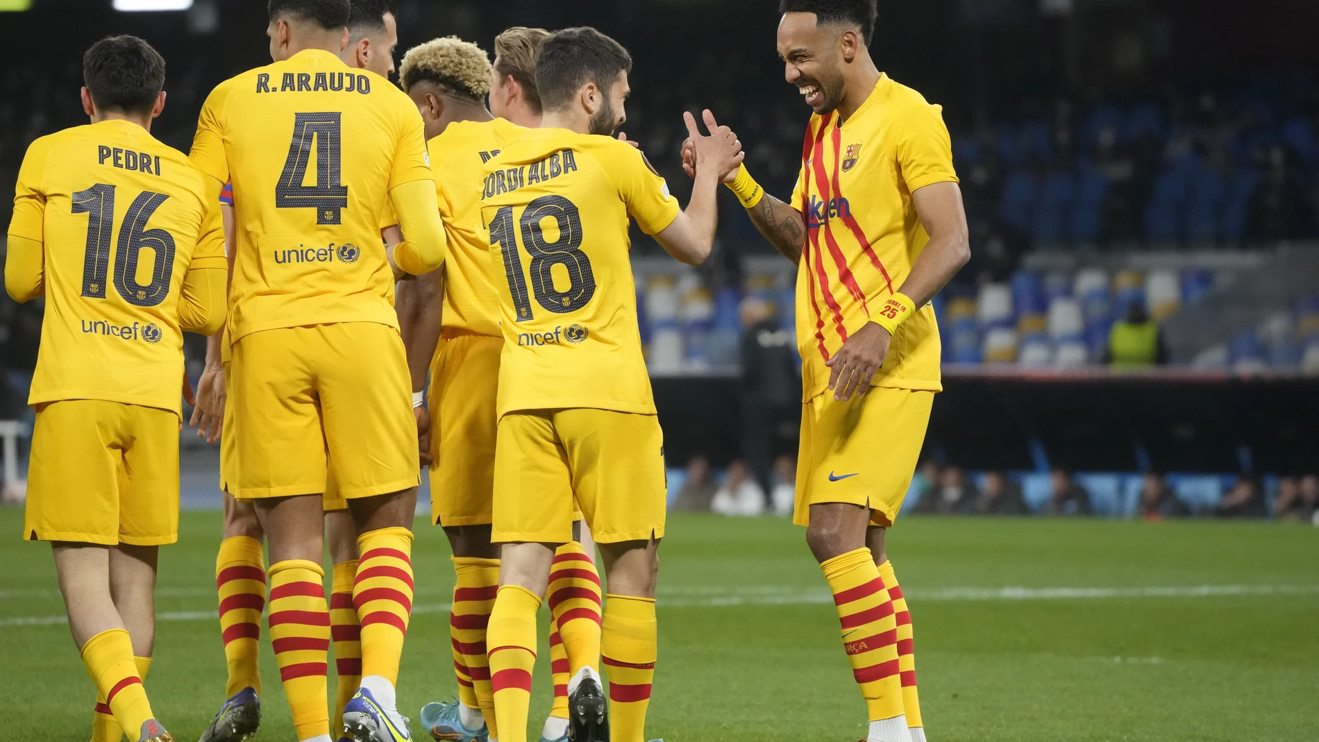 Los jugadores del Barcelona celebran uno de sus tres goles