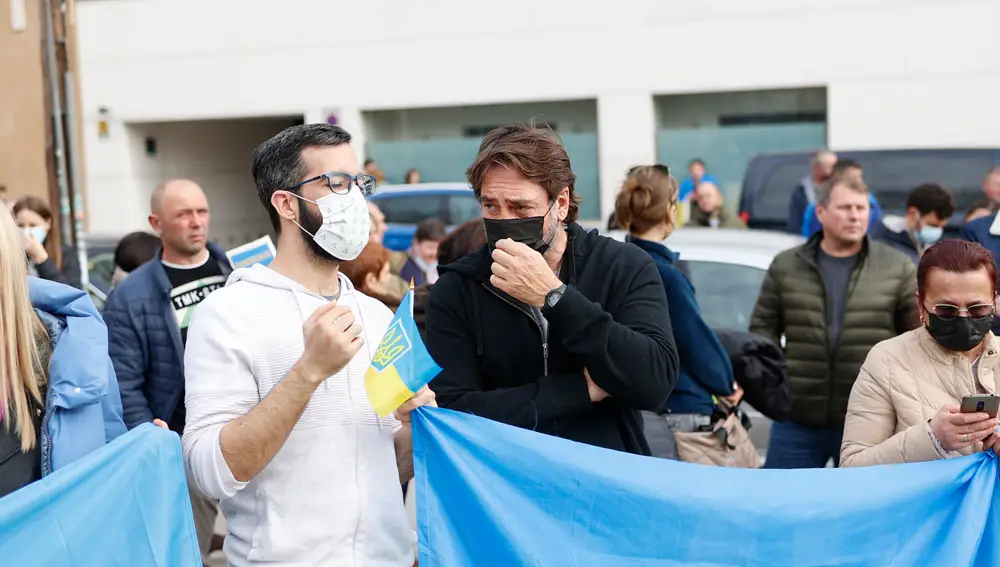 actor Javier Bardem (c) durante la protesta llevada a cabo este jueves a las puertas de la embajada de Rusia en España