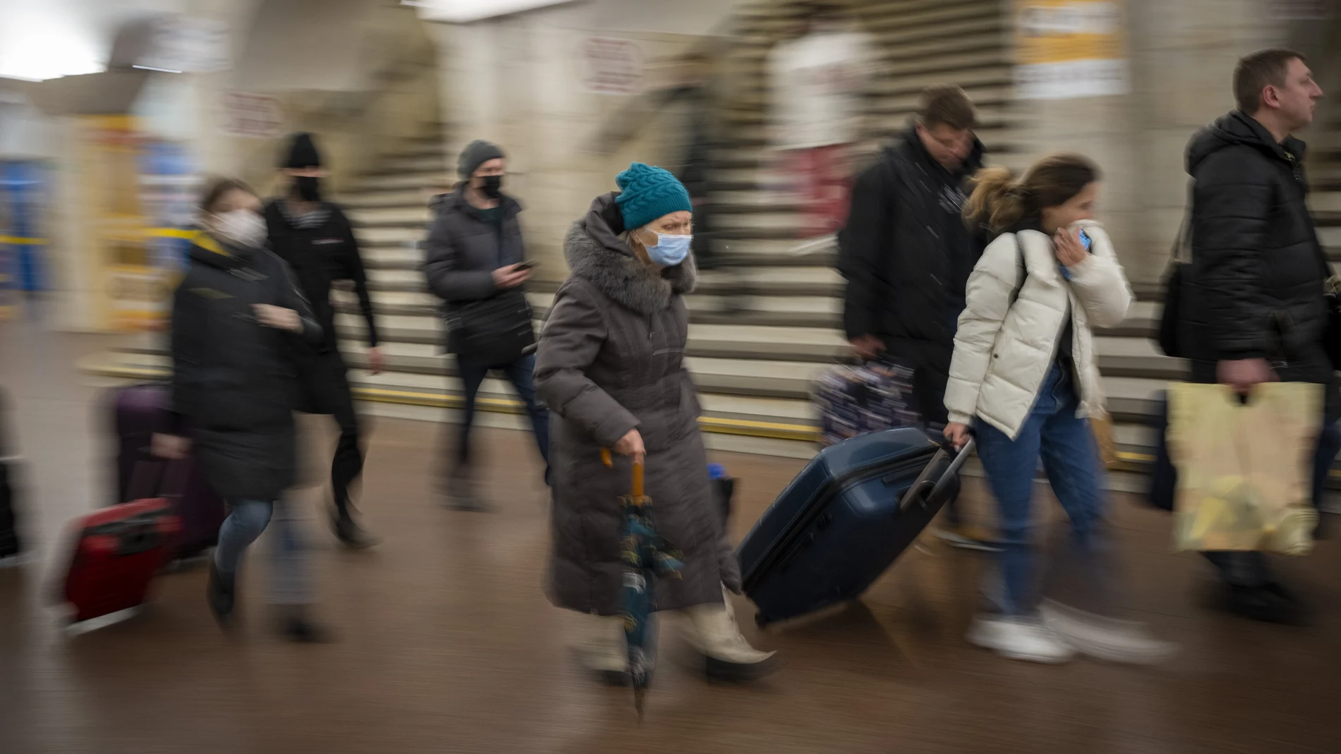Con maletas, miles de ucranianos se dirigieron al metro de Kiev para resguardarse