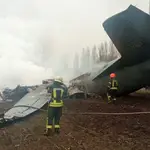 Servicios de emergencia trabajando en el lugar del accidente de un avión militar de las Fuerzas Armadas de Ucrania