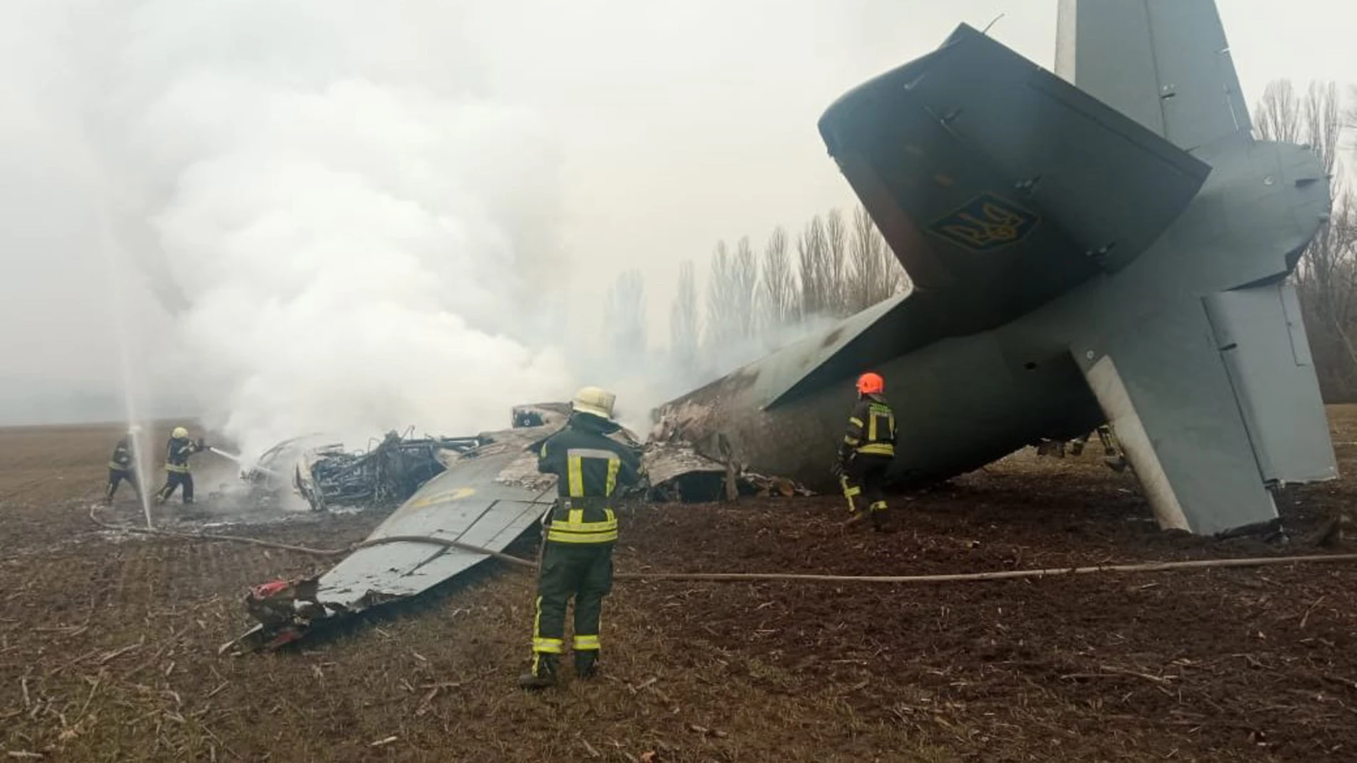 Servicios de emergencia trabajando en el lugar del accidente de un avión militar de las Fuerzas Armadas de Ucrania