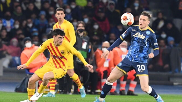 Pedri disputa un balón con Zielinski, del Nápoles
