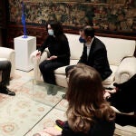 GRAFCVA3201. VALENCIA, 25/02/2022.- El president de la Generalitat, Ximo Puig, mantiene una reunión de análisis sobre la guerra Rusia-Ucrania con la cónsul general de Ucrania, Anastasia Nehodael (2ª i), el cónsul honorario de Ucrania en la Comunitat Valenciana, Pablo Gil (3º d), y el presidente del Instituto 9 de Mayo, Andrey Yakubuv-Trembach (d). EFE/Ana Escobar