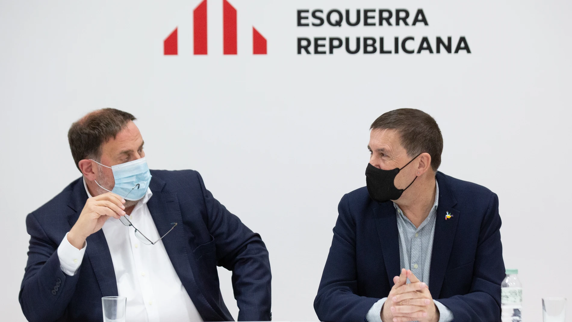 (I-D) El líder de ERC, Oriol Junqueras, y el coordinador general de EH Bildu, Arnaldo Otegi, intervienen en una reunión en la sede de Esquerra Republicana de Catalunya, a 25 de febrero de 2022.