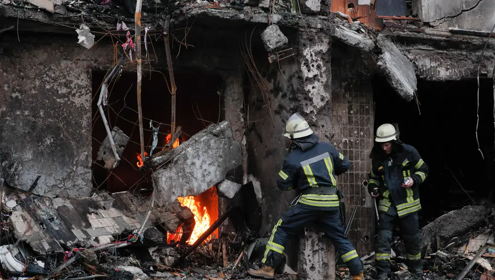 Kiev (Ukraine), 25/02/2022.- Bomberos tratando de apagar las llamas del edificio de viviendas afectado por los bombardeos en Kiev, Ucrania, 25 Febrero 2022. EFE/EPA/SERGEY DOLZHENKO